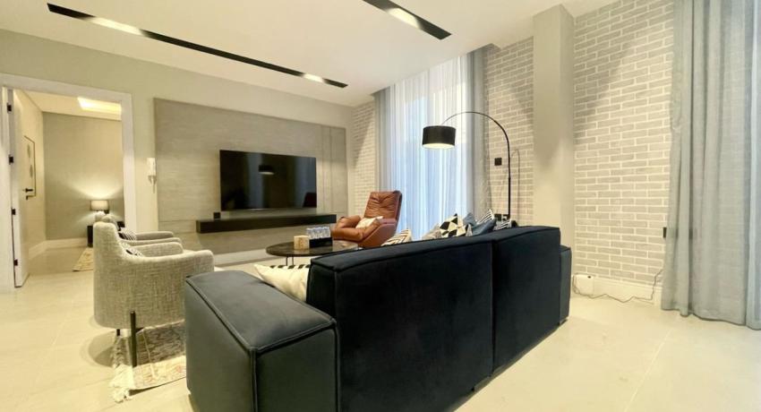 C Living - Premium 3 Bedroom with Large Windows